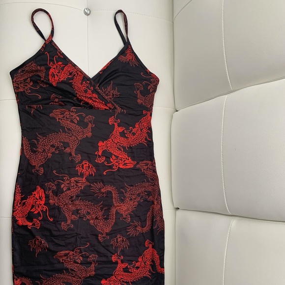 Red dragon dress - Picture 2 of 2